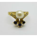 An 18ct gold, blue and white sapphire and cultured pearl ring, 4.3g, L