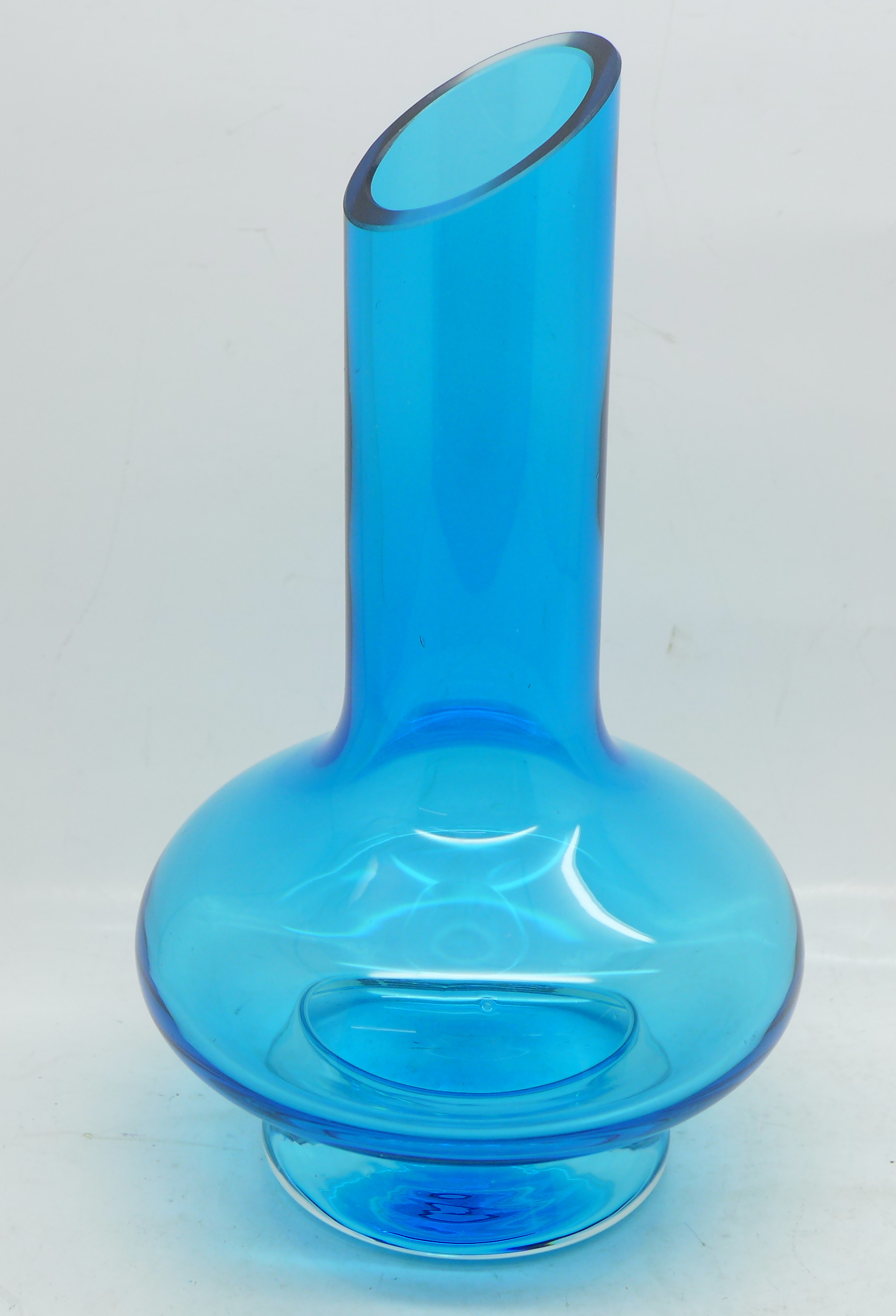 A Riihimaki, Finland, green glass vase, 29cm, and a blue glass vase - Image 2 of 2