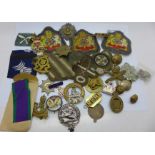 Military cap badges, uniform patches, an On War Service 1915 badge numbered 20032, other badges,