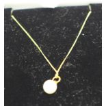 A fine 9ct gold chain with pearl pendant, chain 0.7g