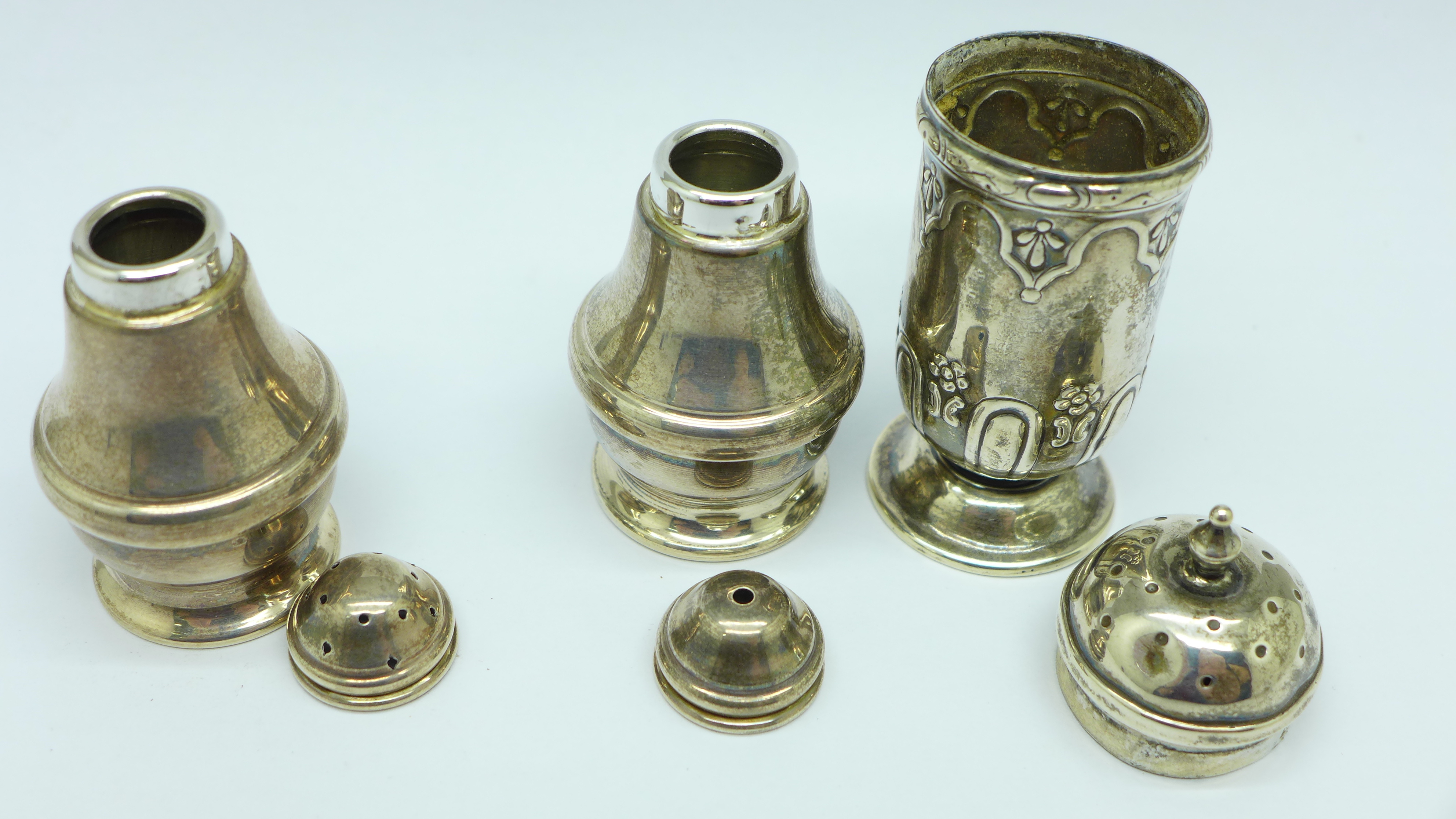 A Victorian silver pepper, Chester 1900, and a small hallmarked silver salt and pepper pair, 45g - Image 3 of 4