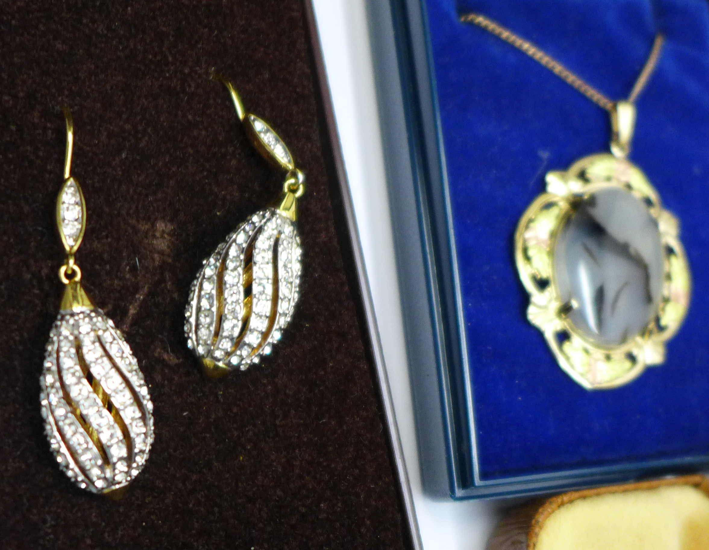 A Swarovski pendant and chain, agate slice pendant and chain, cufflinks and other jewellery - Image 3 of 3