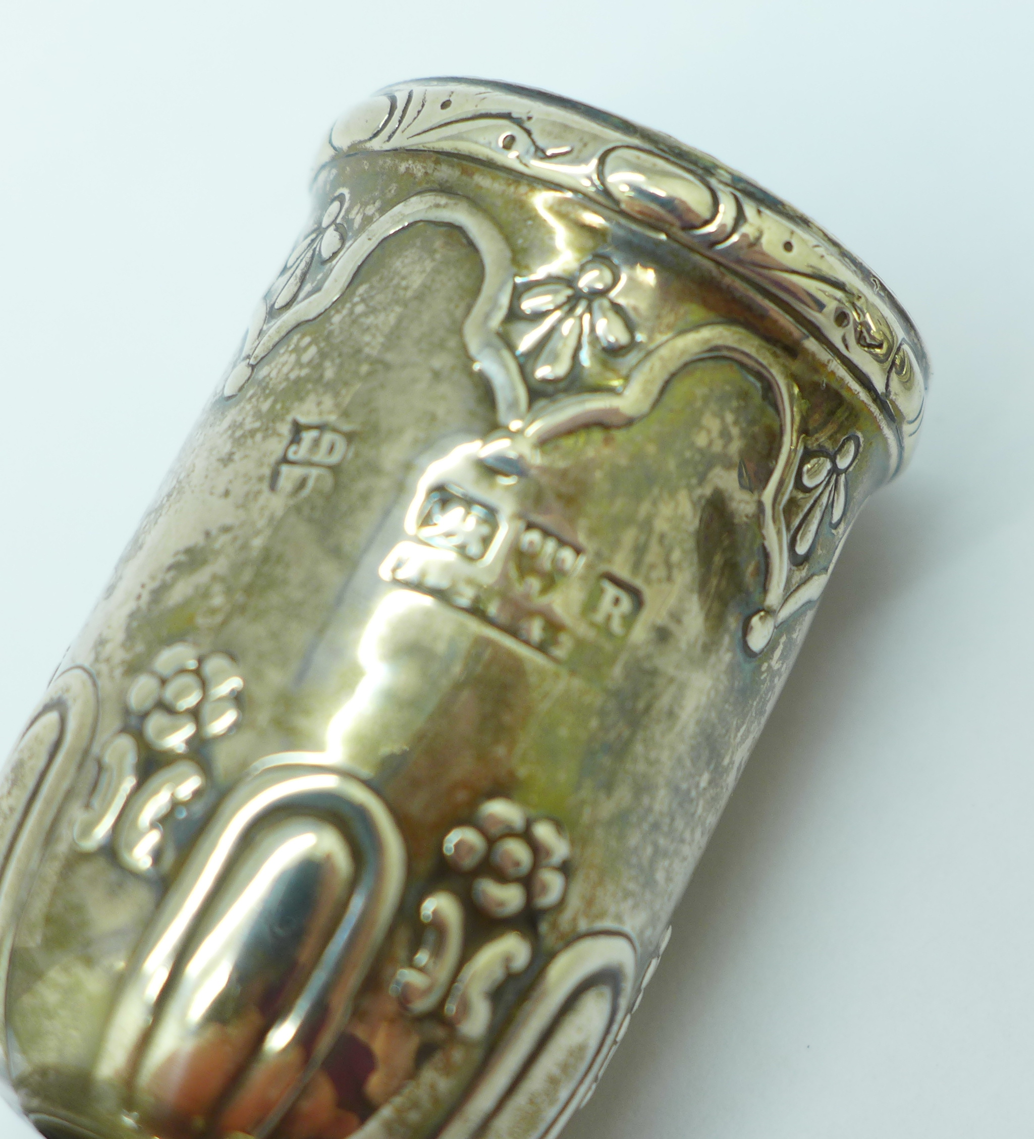 A Victorian silver pepper, Chester 1900, and a small hallmarked silver salt and pepper pair, 45g - Image 4 of 4