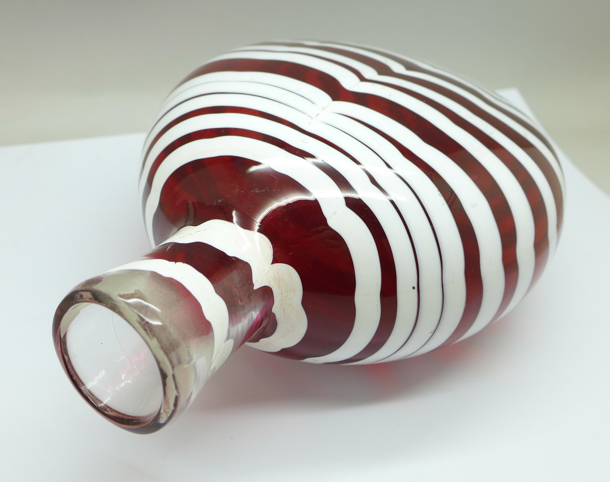 A ruby and white glass flask, 19cm - Image 3 of 4