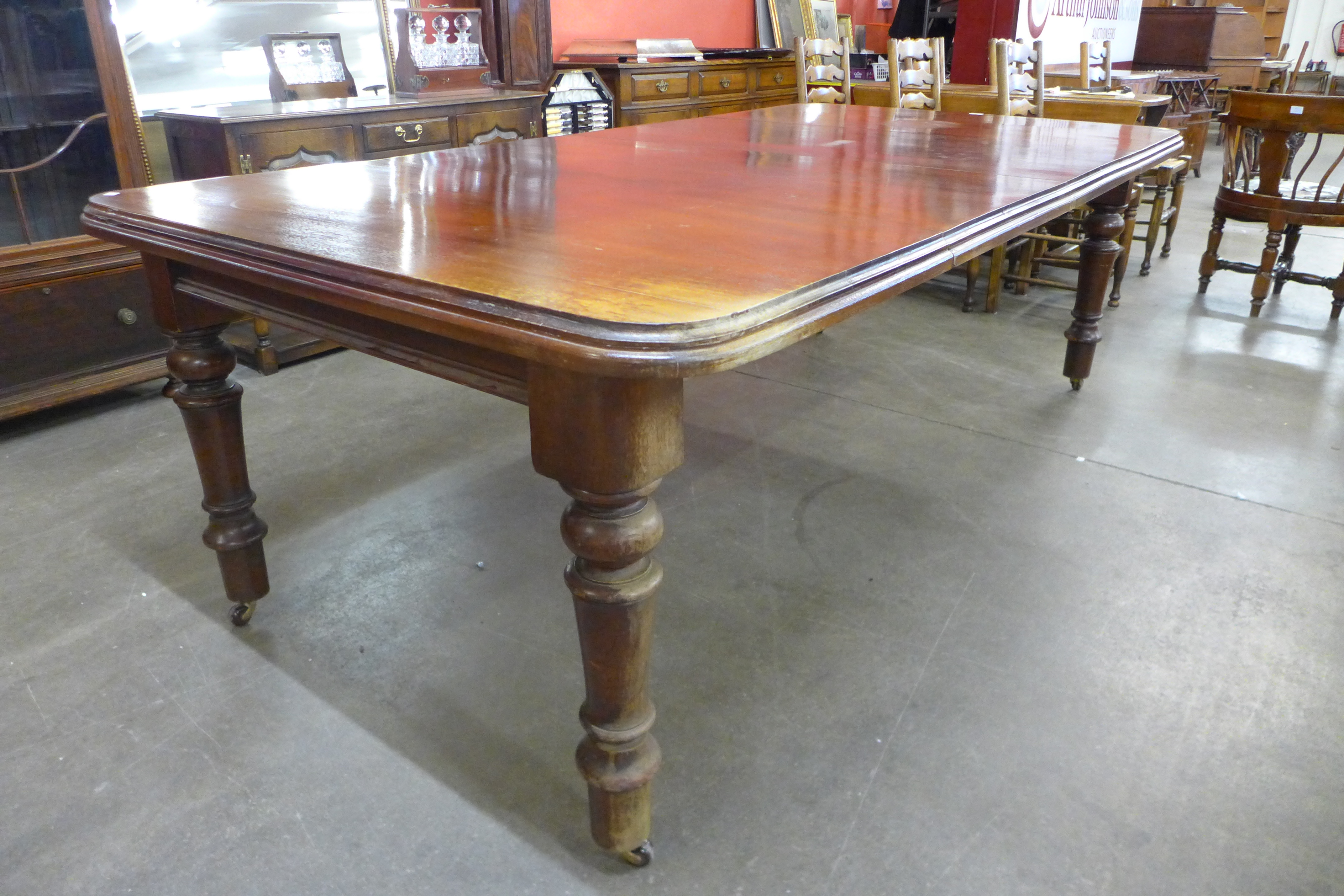 A Victorian mahogany extending dining table - Image 4 of 4