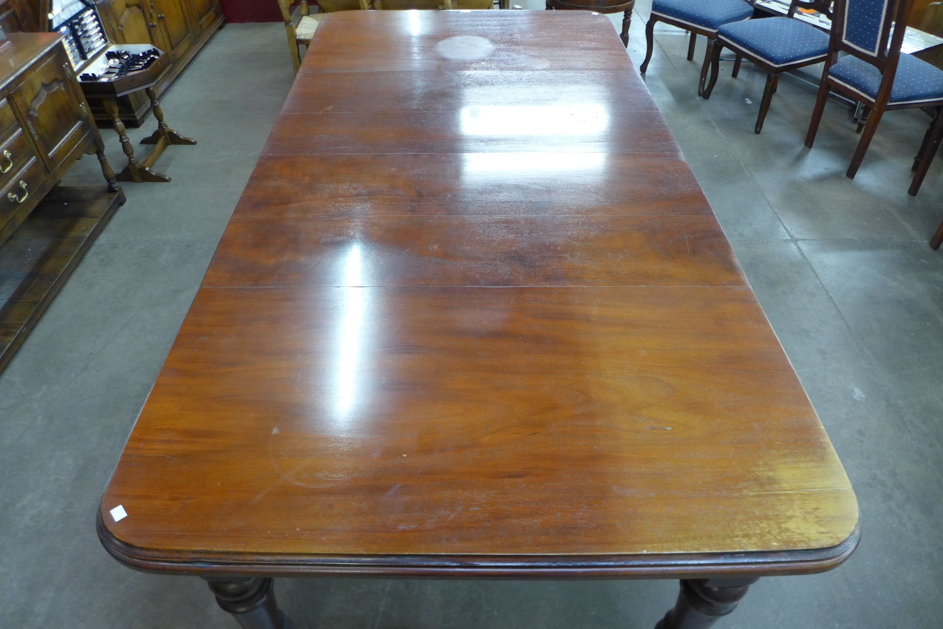 A Victorian mahogany extending dining table - Image 3 of 4