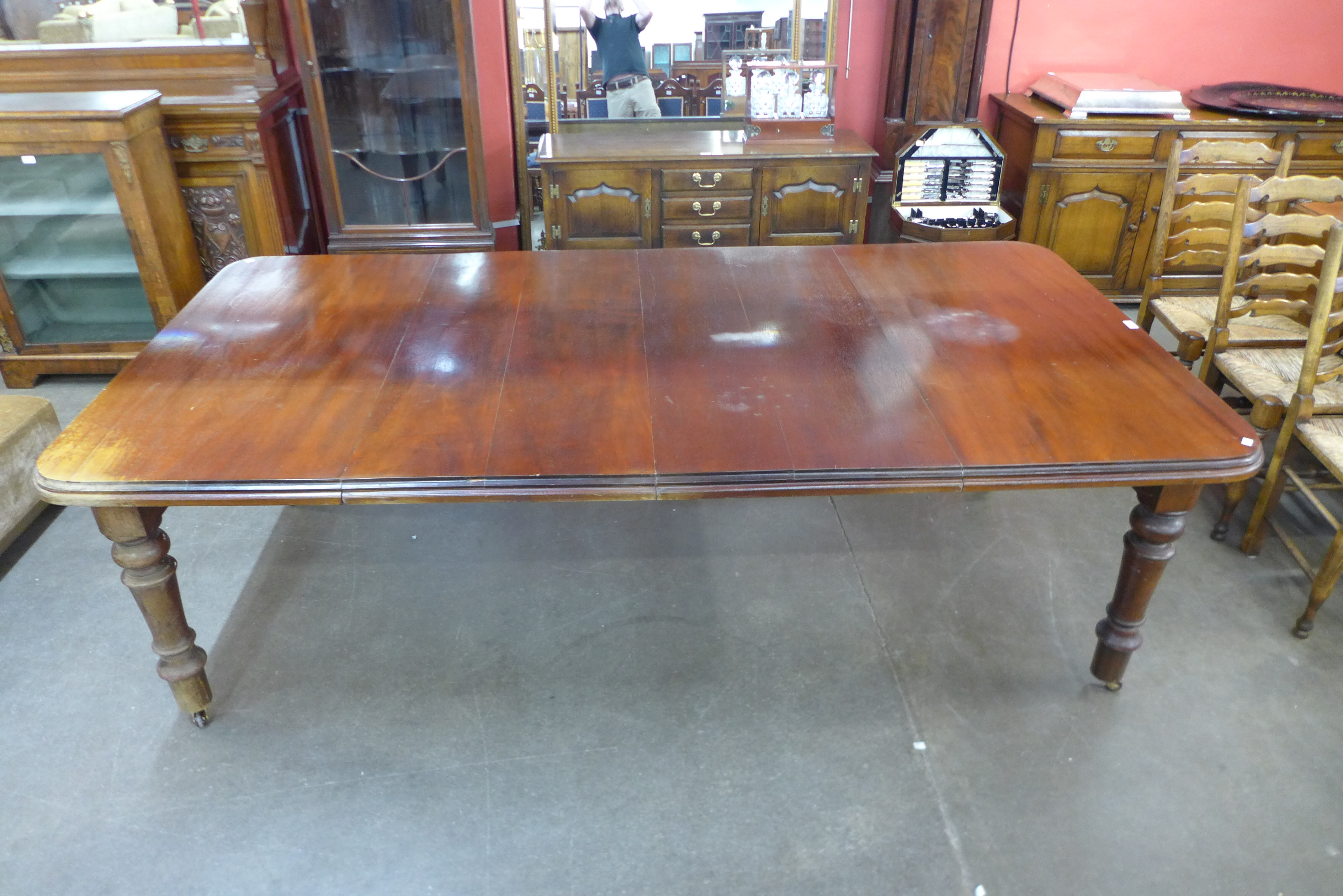 A Victorian mahogany extending dining table - Image 2 of 4