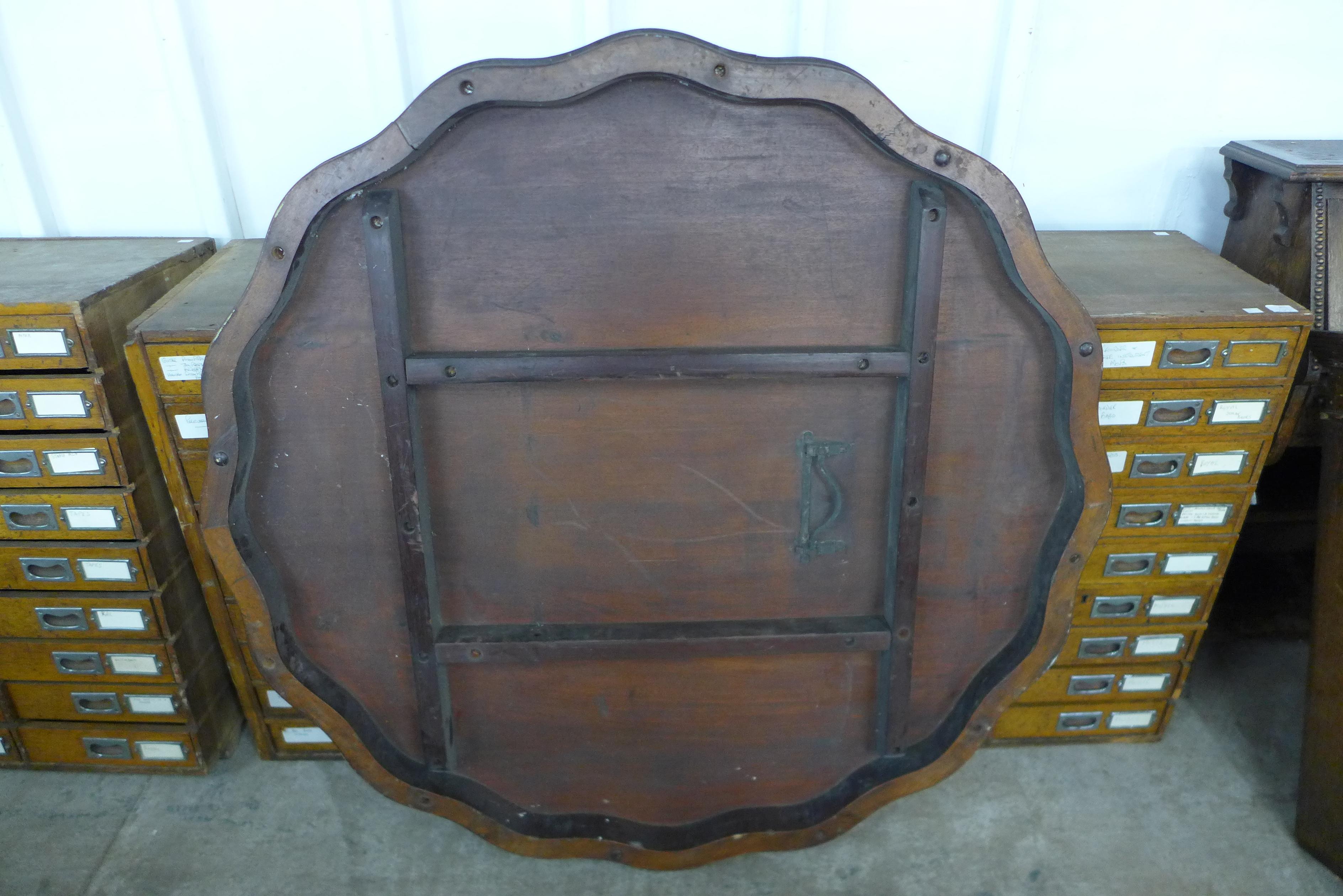 A Victorian burr walnut breakfast table top, 126cms d - Image 2 of 2