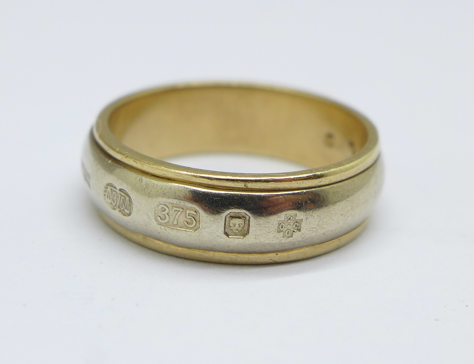 A 9ct gold ring, year 2000, 4.5g, M