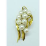 An 18ct gold and pearl pendant, 6.7g