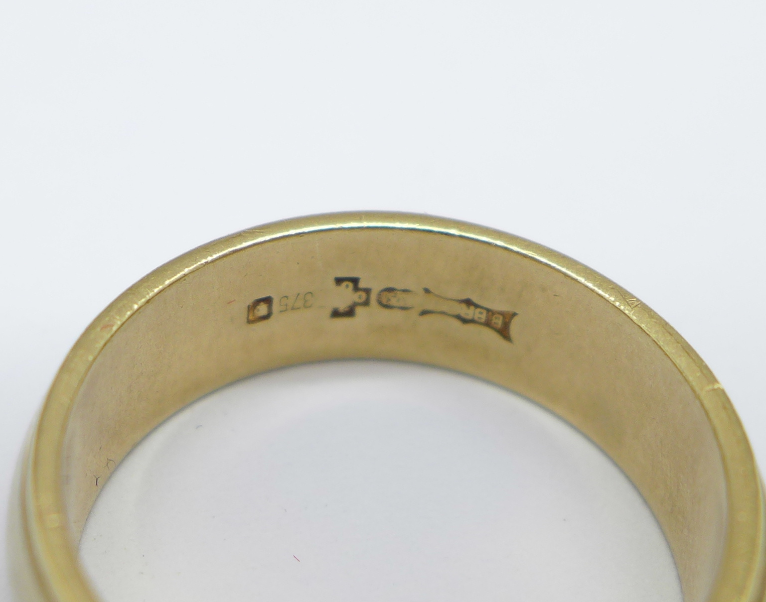 A 9ct gold ring, year 2000, 4.5g, M - Image 2 of 3