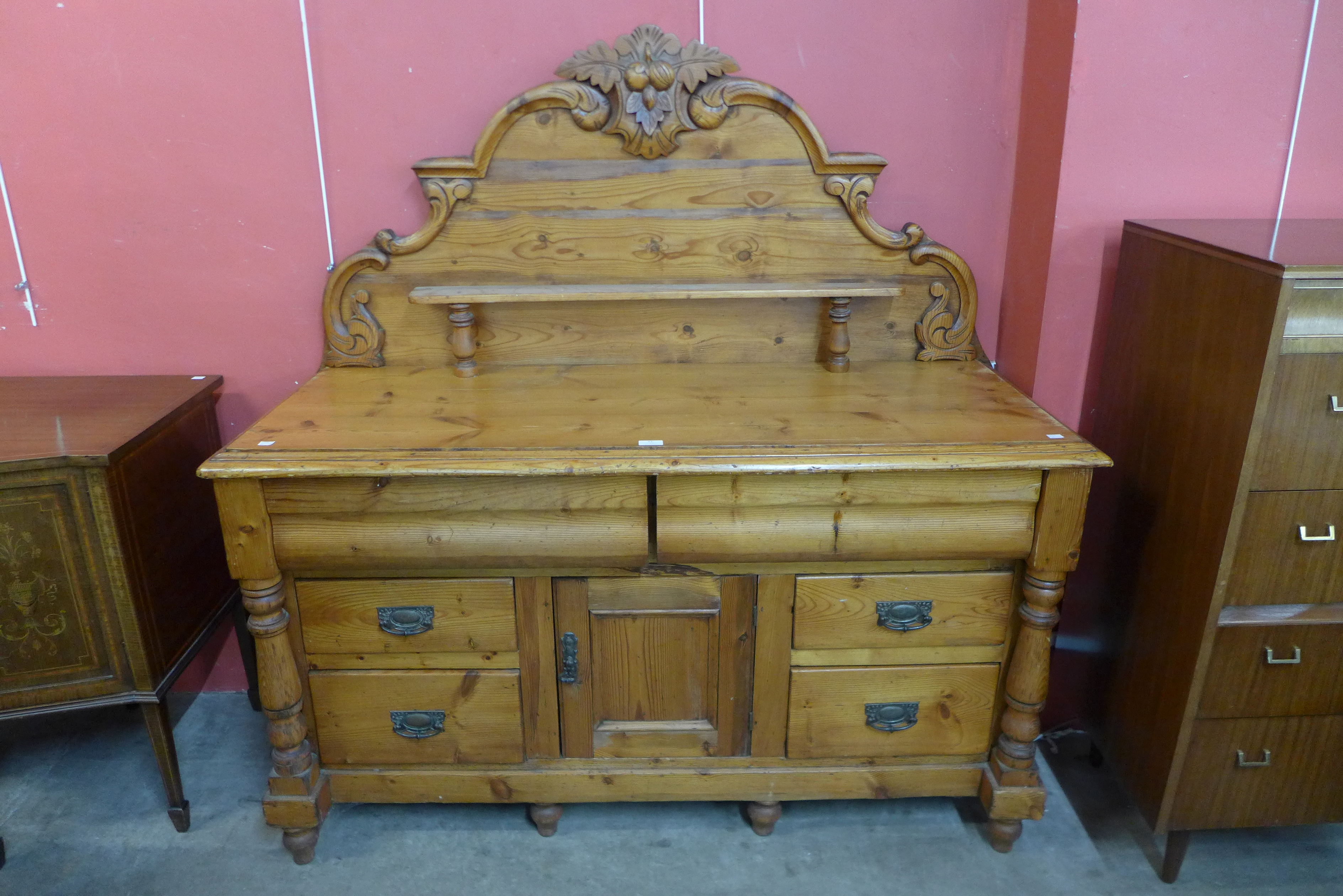 A Victorian Lincolnshire pine dresser, 149cms h, 145cms w, 56cms d