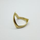 A 9ct gold wishbone ring, 2.5g, P