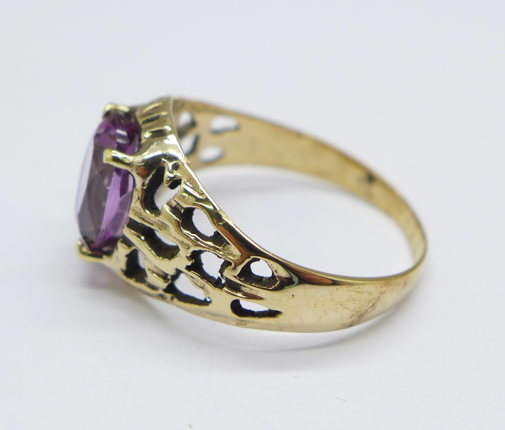 A 9ct gold amethyst ring, 2.8g, O - Image 3 of 6