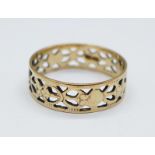 A yellow metal wedding ring, O