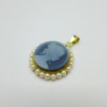 An 18ct gold mounted pearl set cameo pendant, 22mm