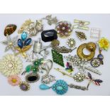 Thirty-four vintage and later brooches, some a/f