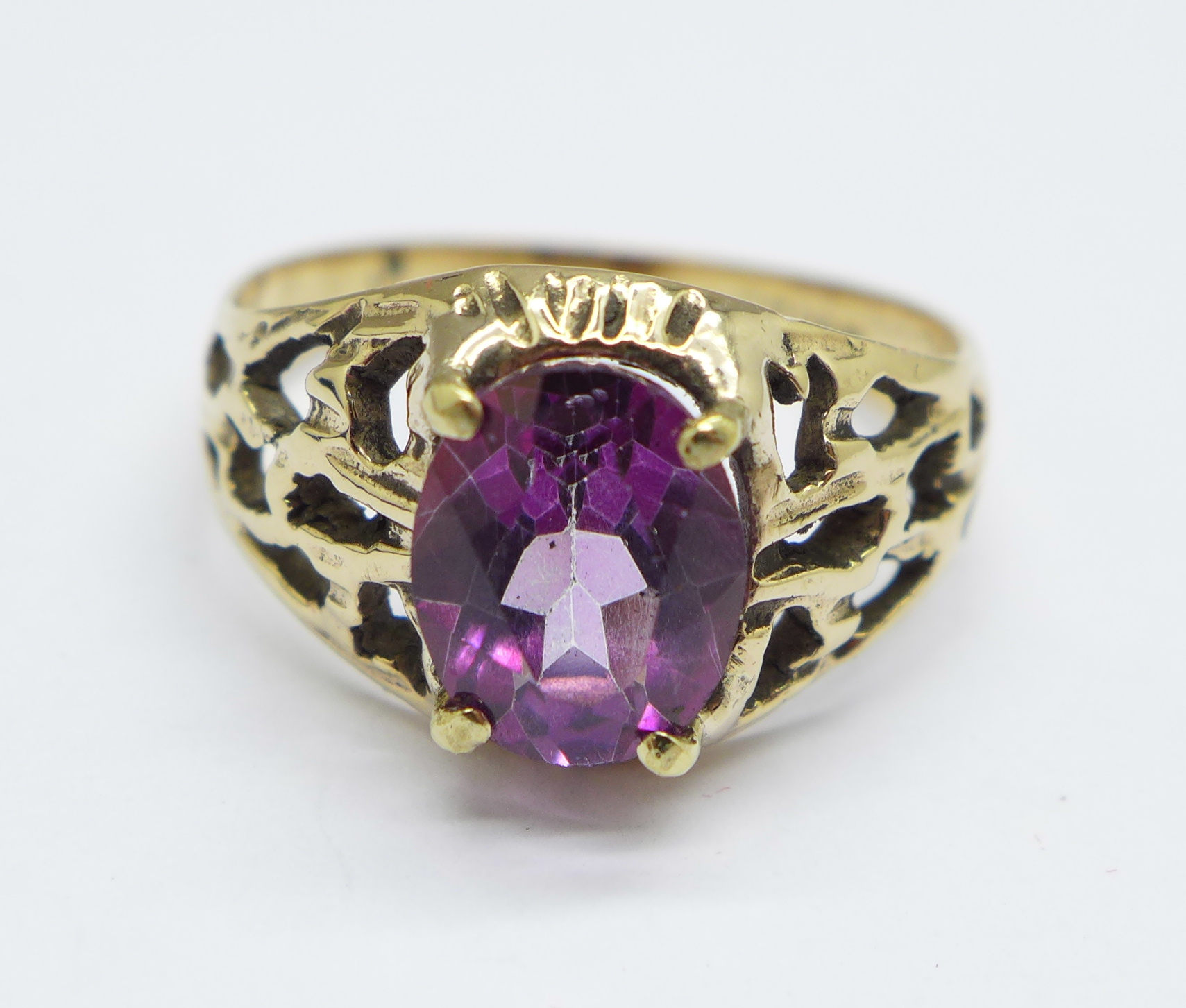 A 9ct gold amethyst ring, 2.8g, O