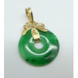 An 18ct gold and jade pendant, 1.8g
