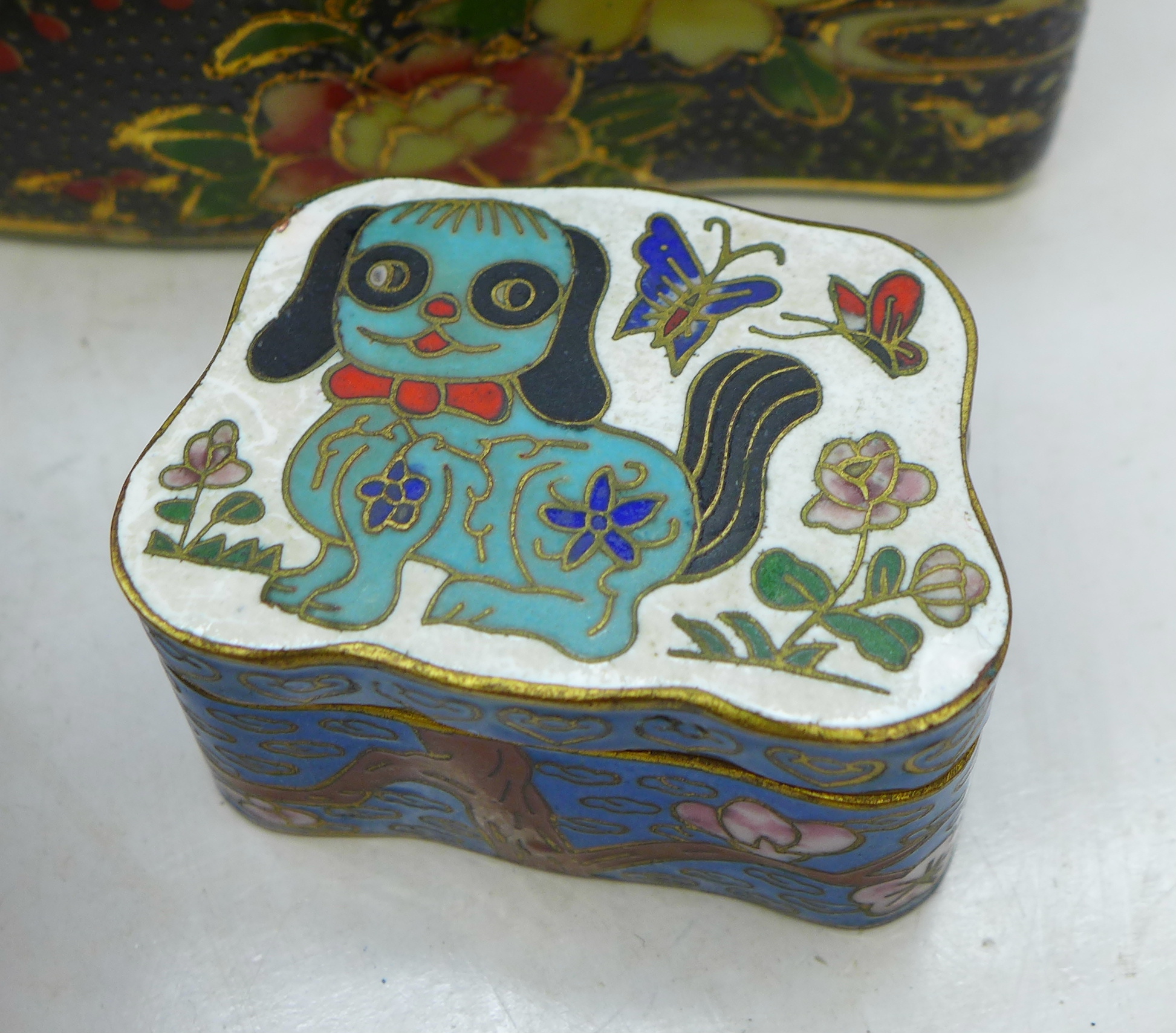 A Satsuma dish, a Chinese cloisonne trinket box, a lidded pot and a terracotta vase - Image 2 of 5
