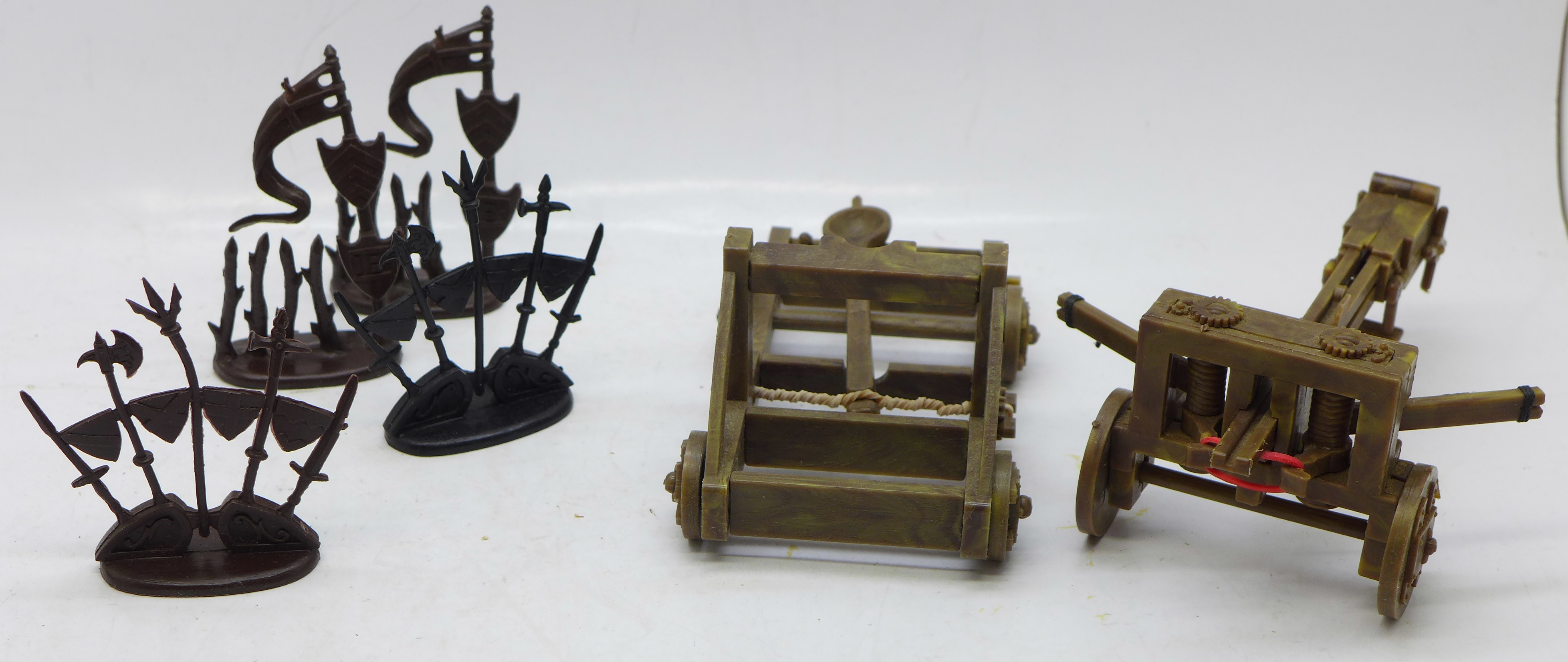 Britains Ancient Siege Machines catapult, a crossbow, and Britains figures (26) with accessories - Image 3 of 3