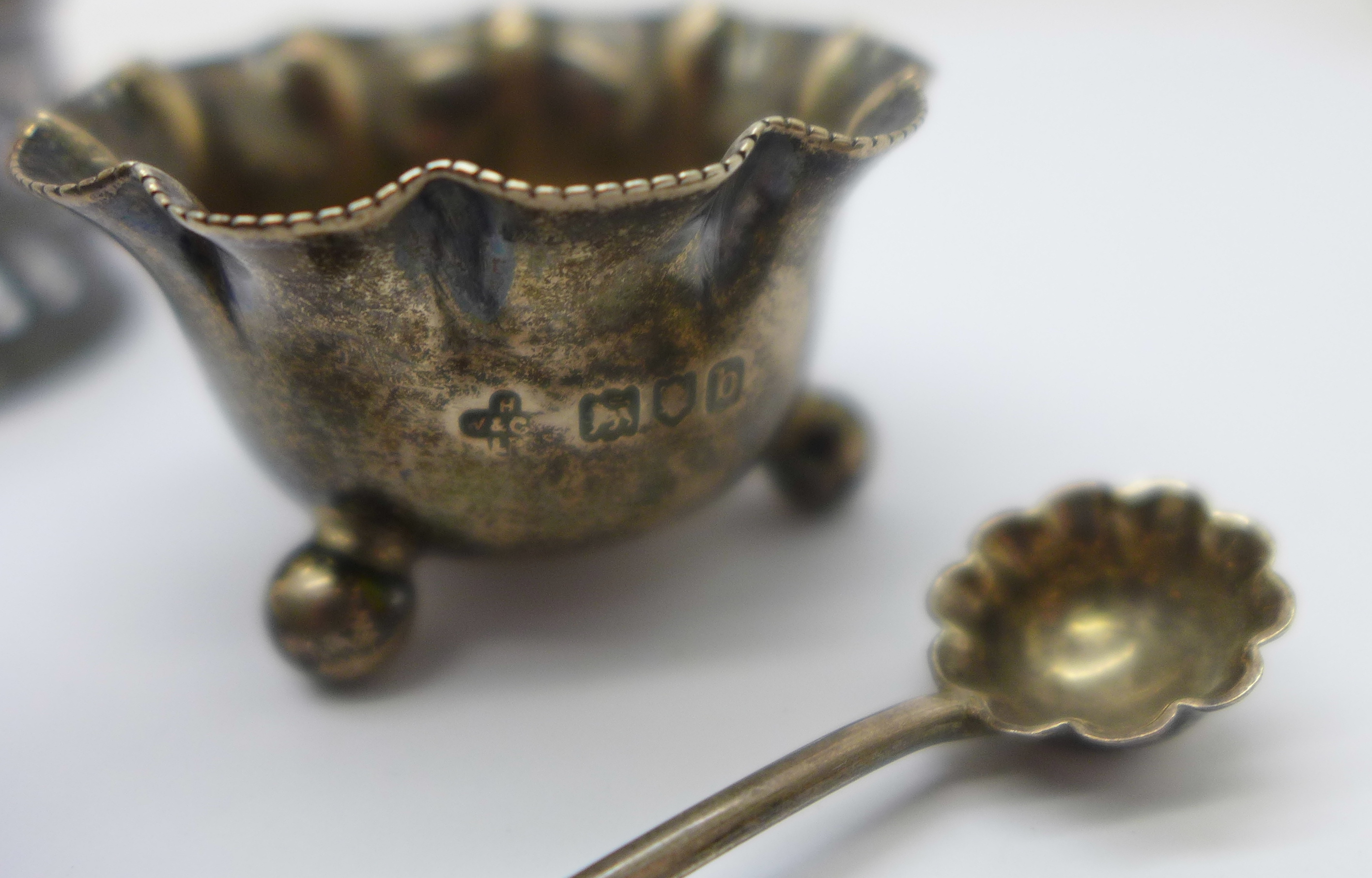 Silver;-sugar bows, two napkin rings and a salt with spoon, 93g - Image 3 of 3