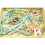 A collection of vintage jewellery including a large lizard brooch