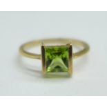 A 9ct gold and peridot ring, 1.7g, M