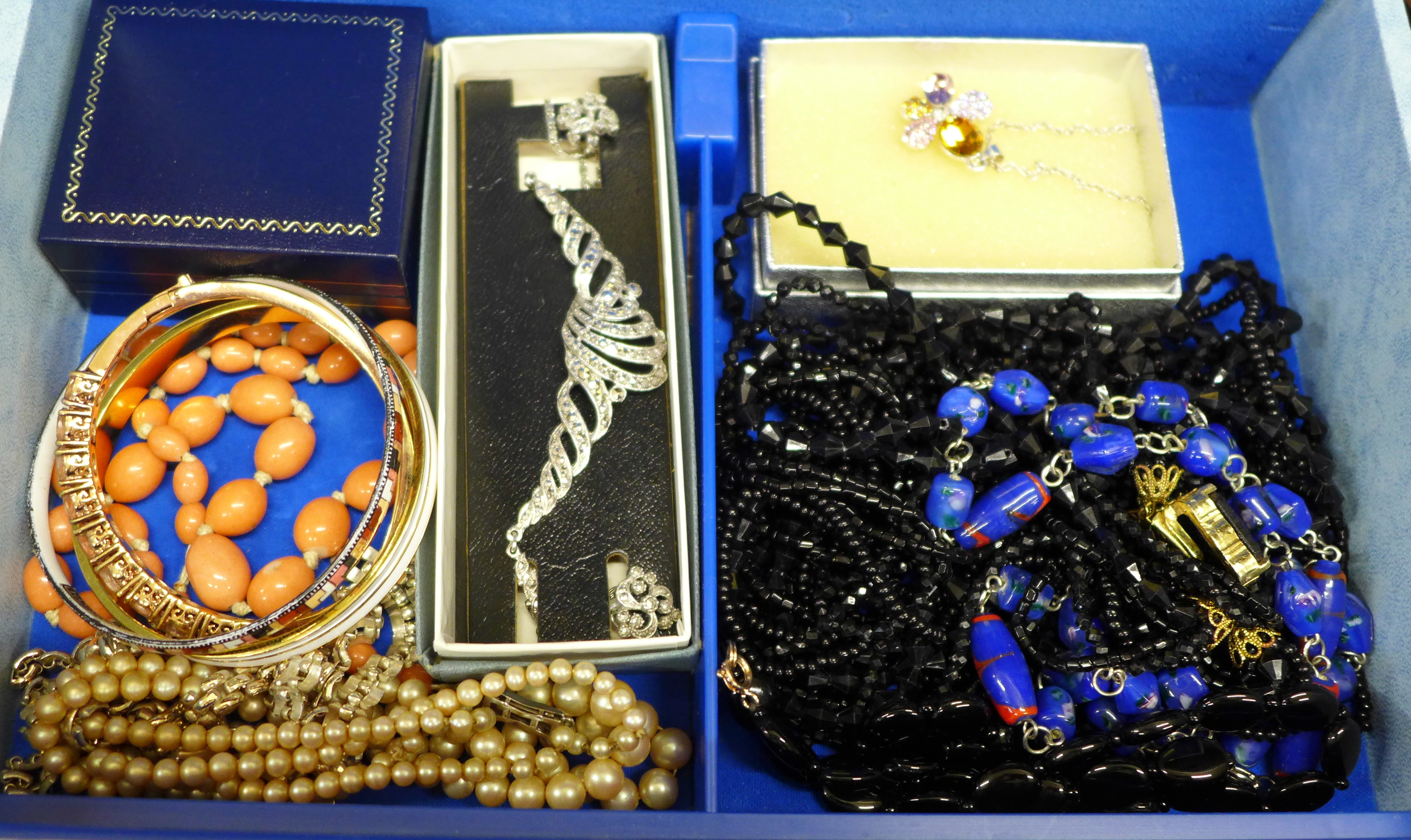 A 9ct gold ring, 4.6g, a/f, and a jewellery box with costume jewellery - Image 2 of 2