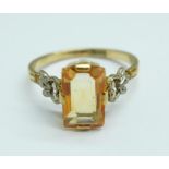 An Art Deco yellow metal and orange stone ring, 2.5g, M