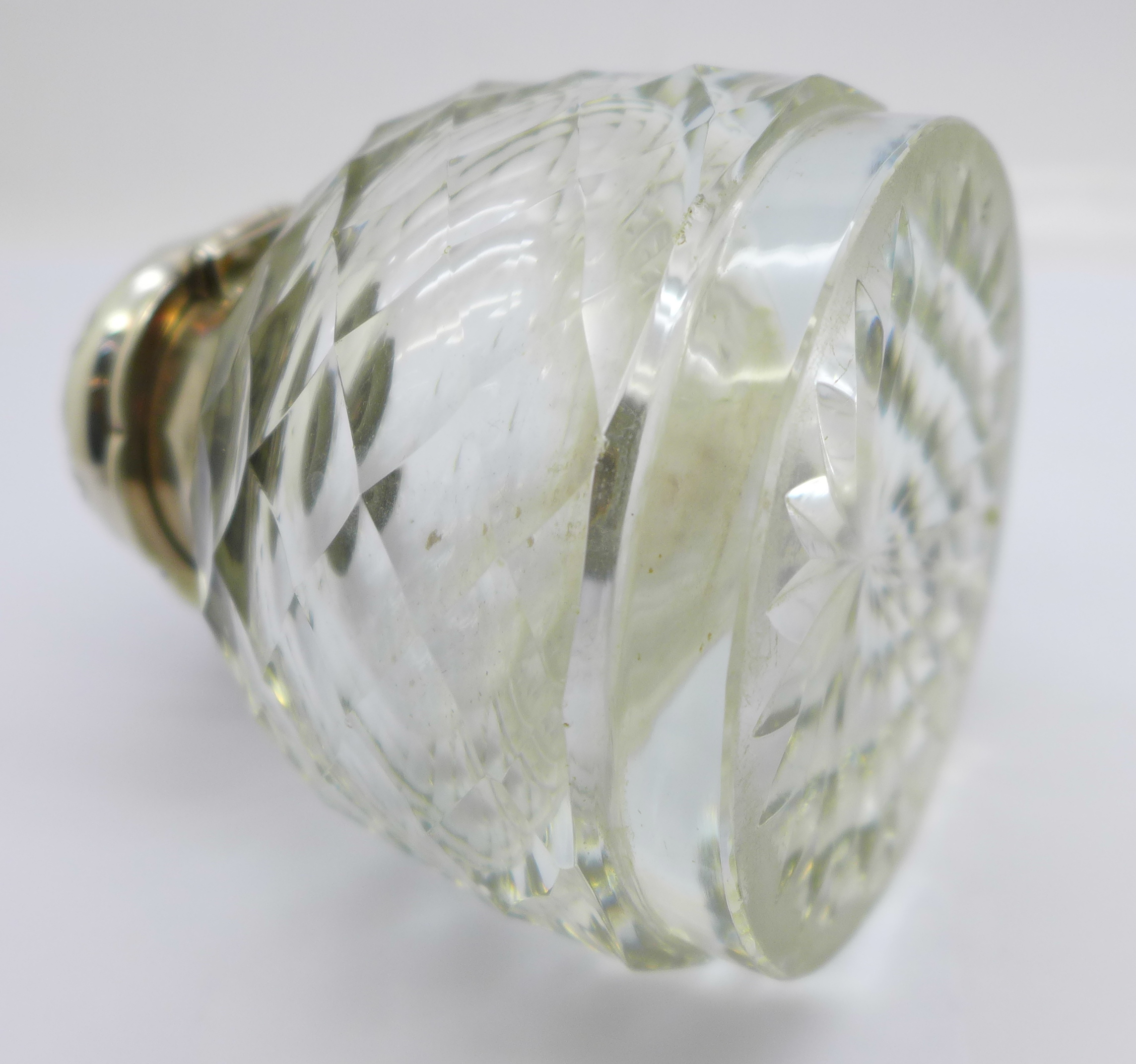 A heavy silver topped glass jar, London 1899 - Image 3 of 5