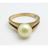 A 9ct gold and pearl ring, 2.5g, N