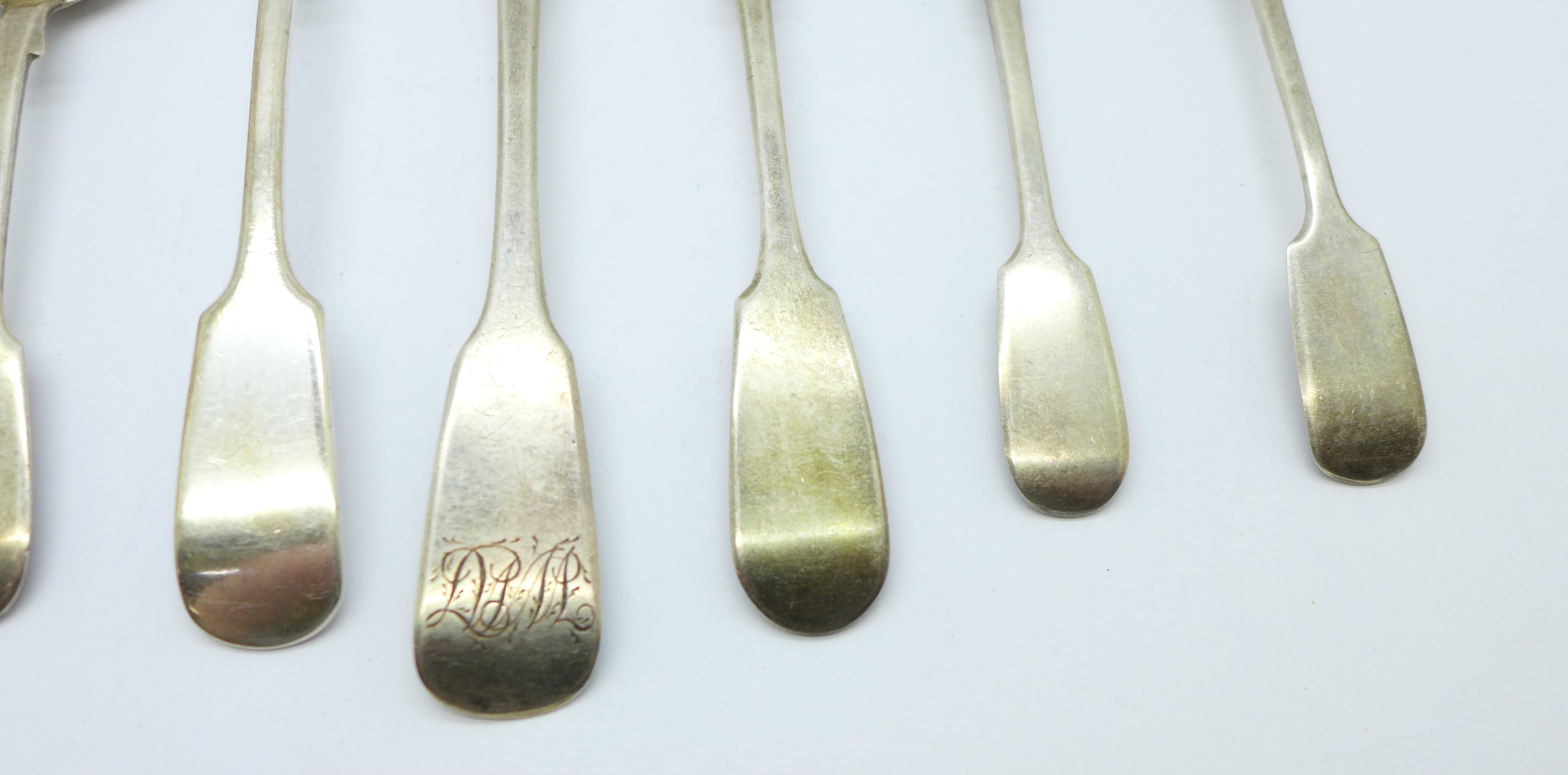 A collection of silver condiment spoons, 19th Century, 109g - Image 3 of 5