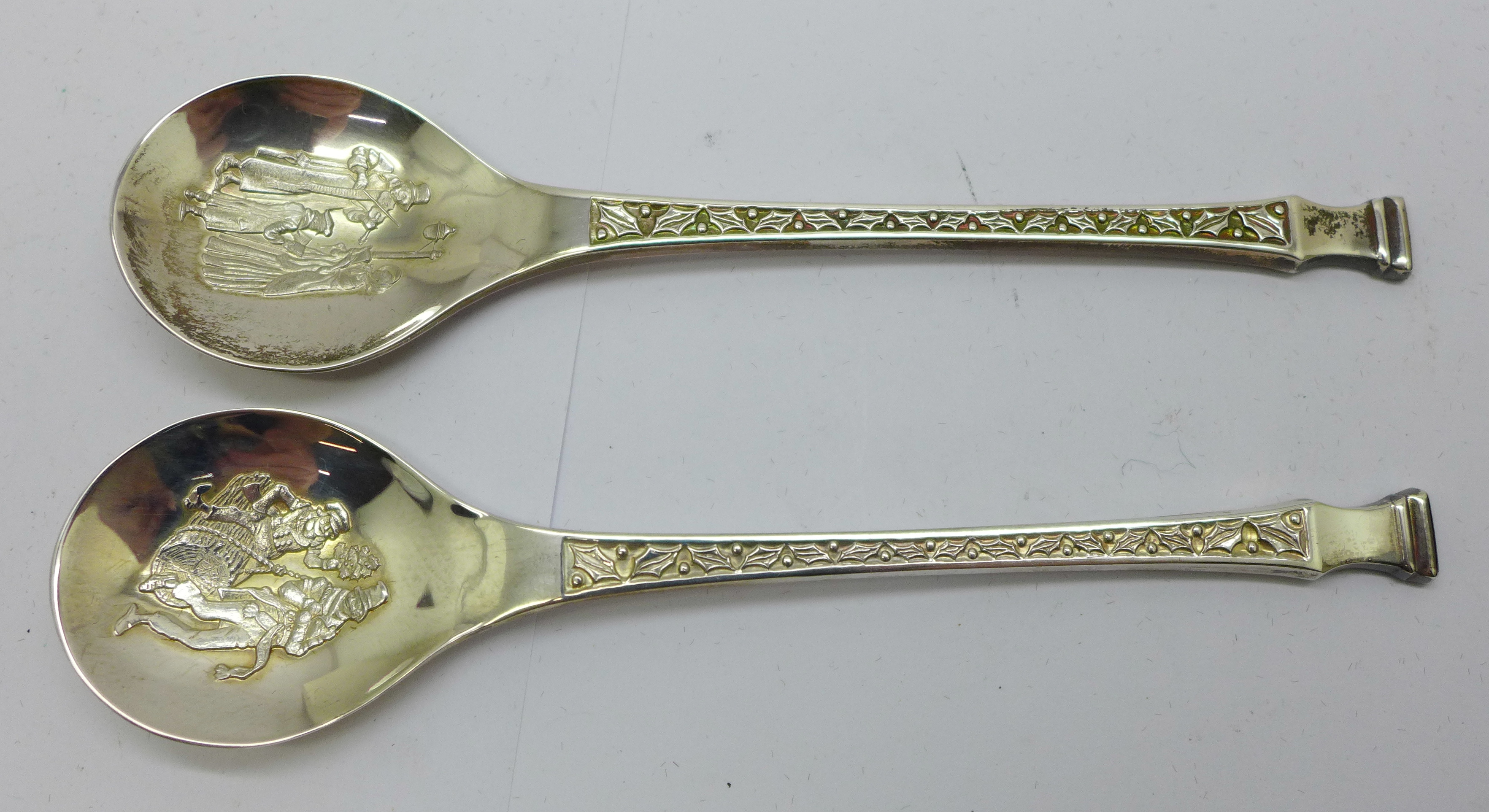 The Sovereign Queens Spoon Collection, cased set of six silver spoons with cameos plated in 24ct - Image 4 of 4