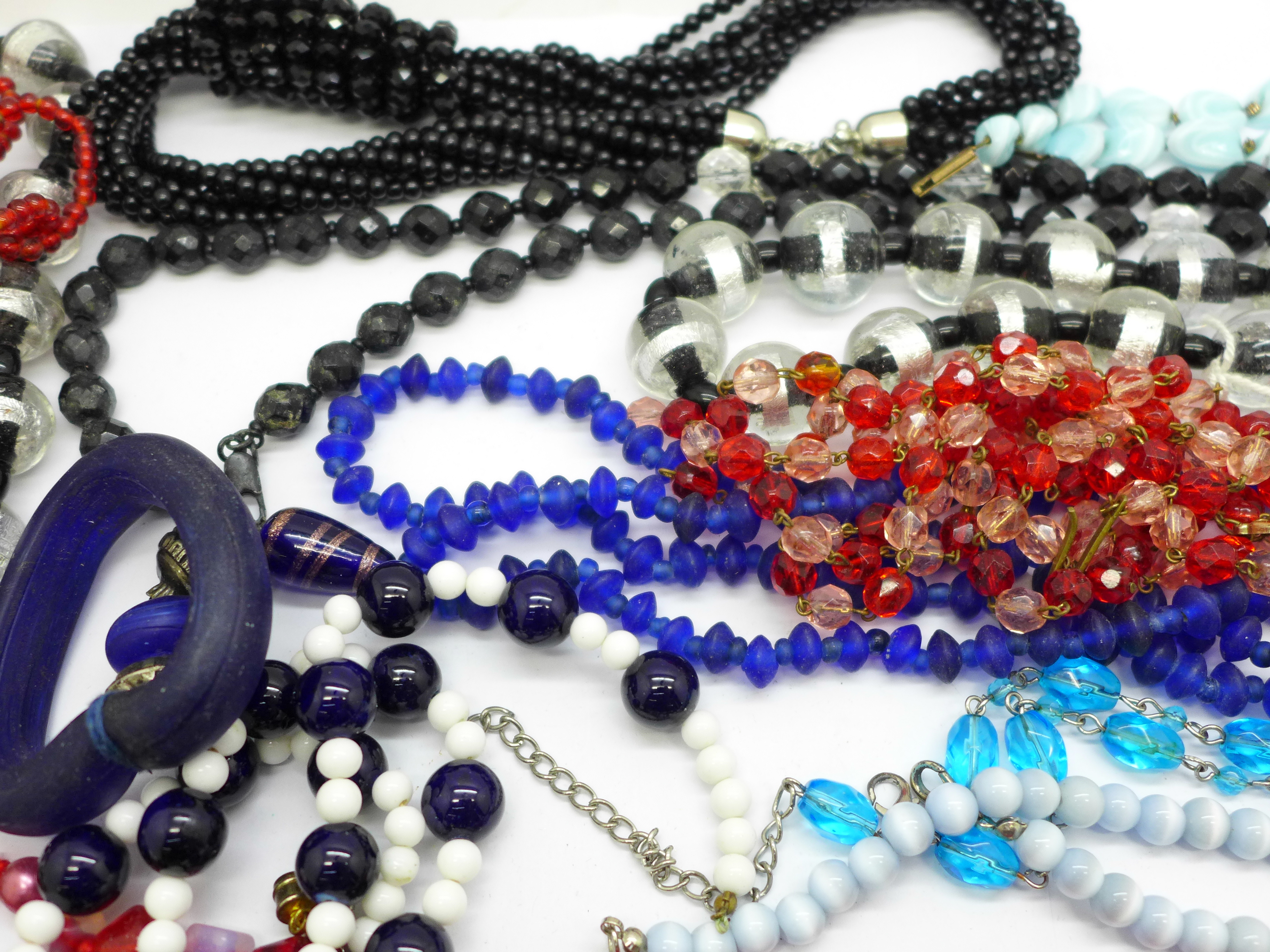 Glass bead necklaces and bracelets - Image 4 of 4