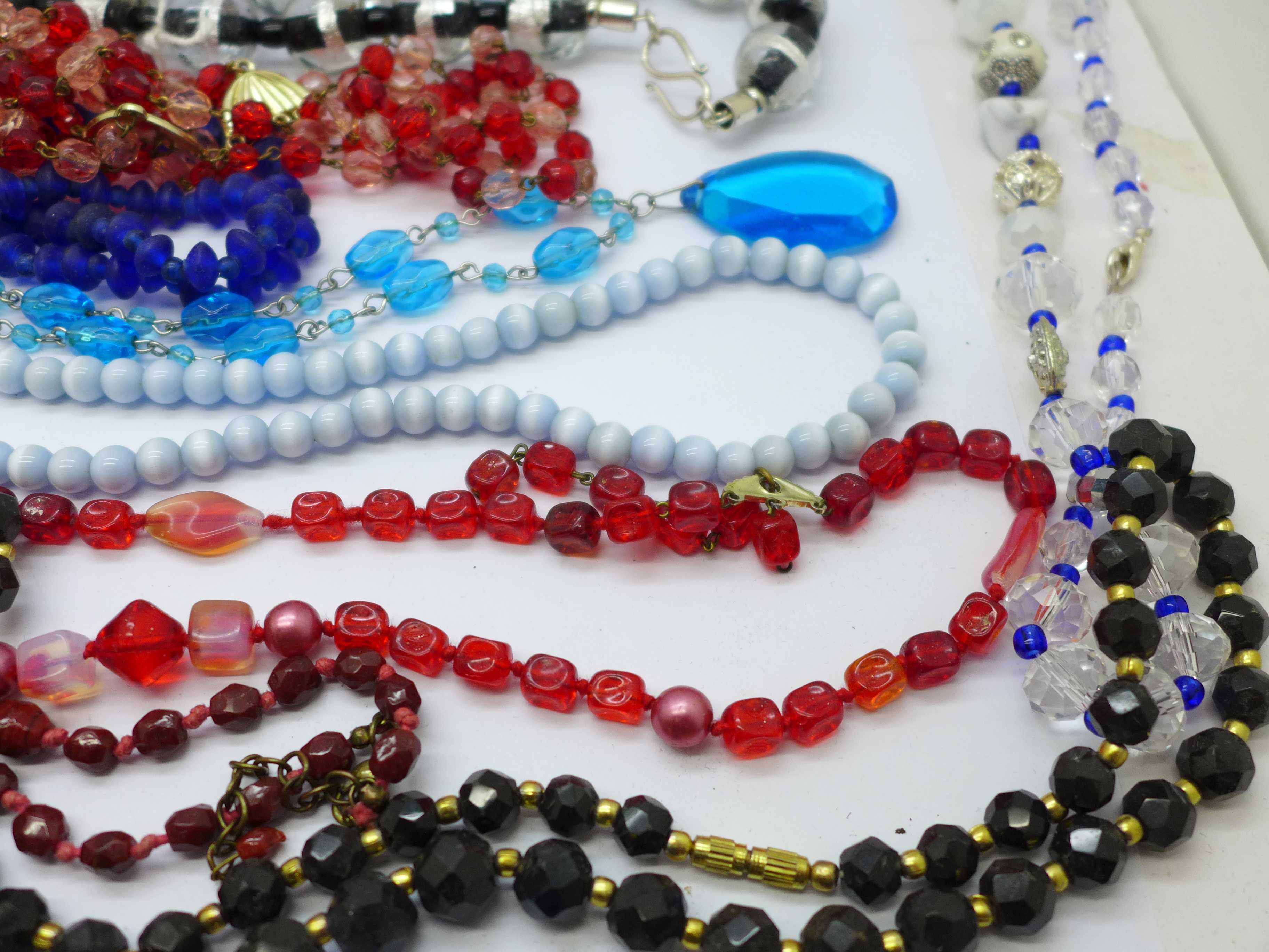 Glass bead necklaces and bracelets - Image 3 of 4