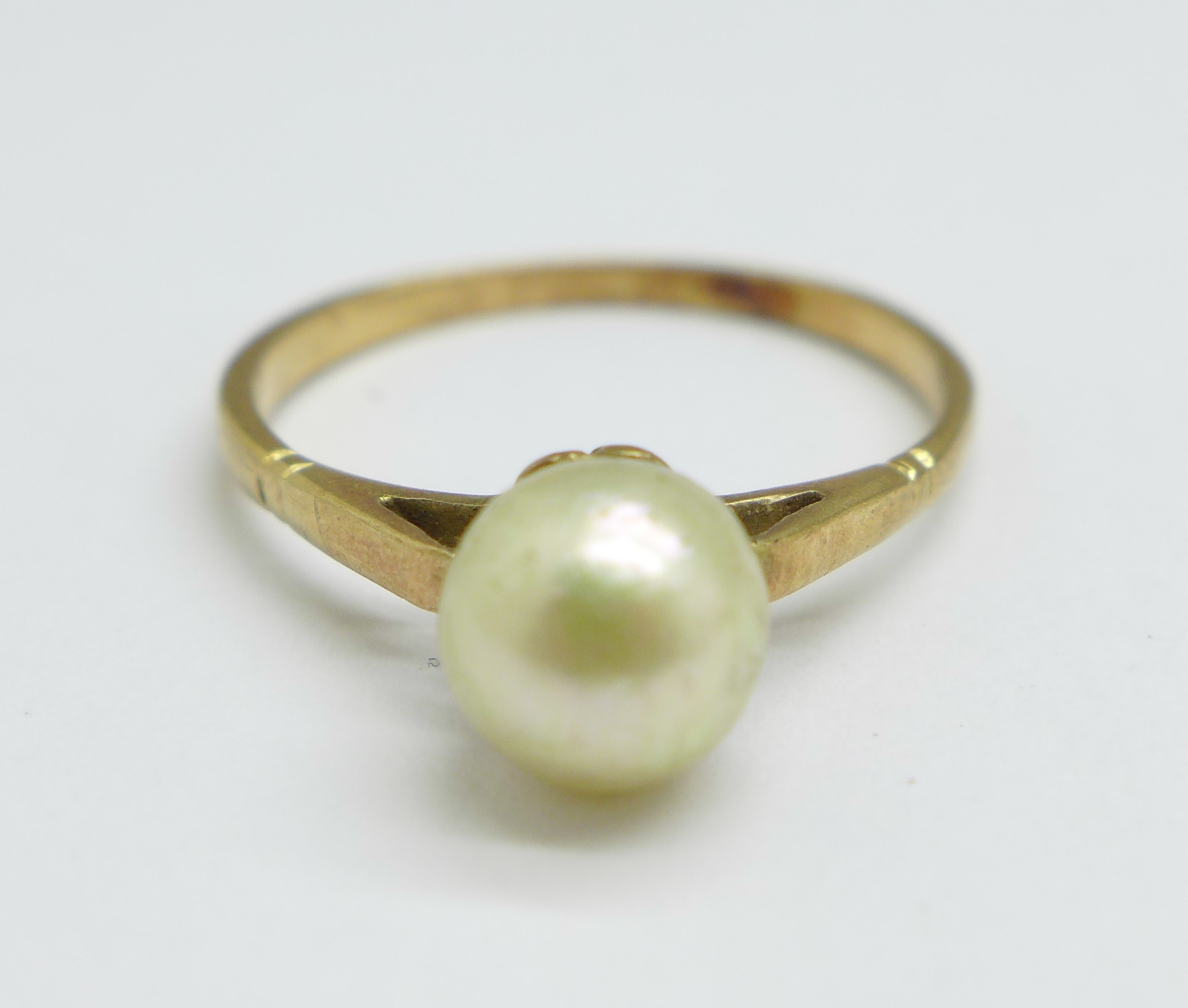 A yellow metal and pearl ring, 1.8g, L
