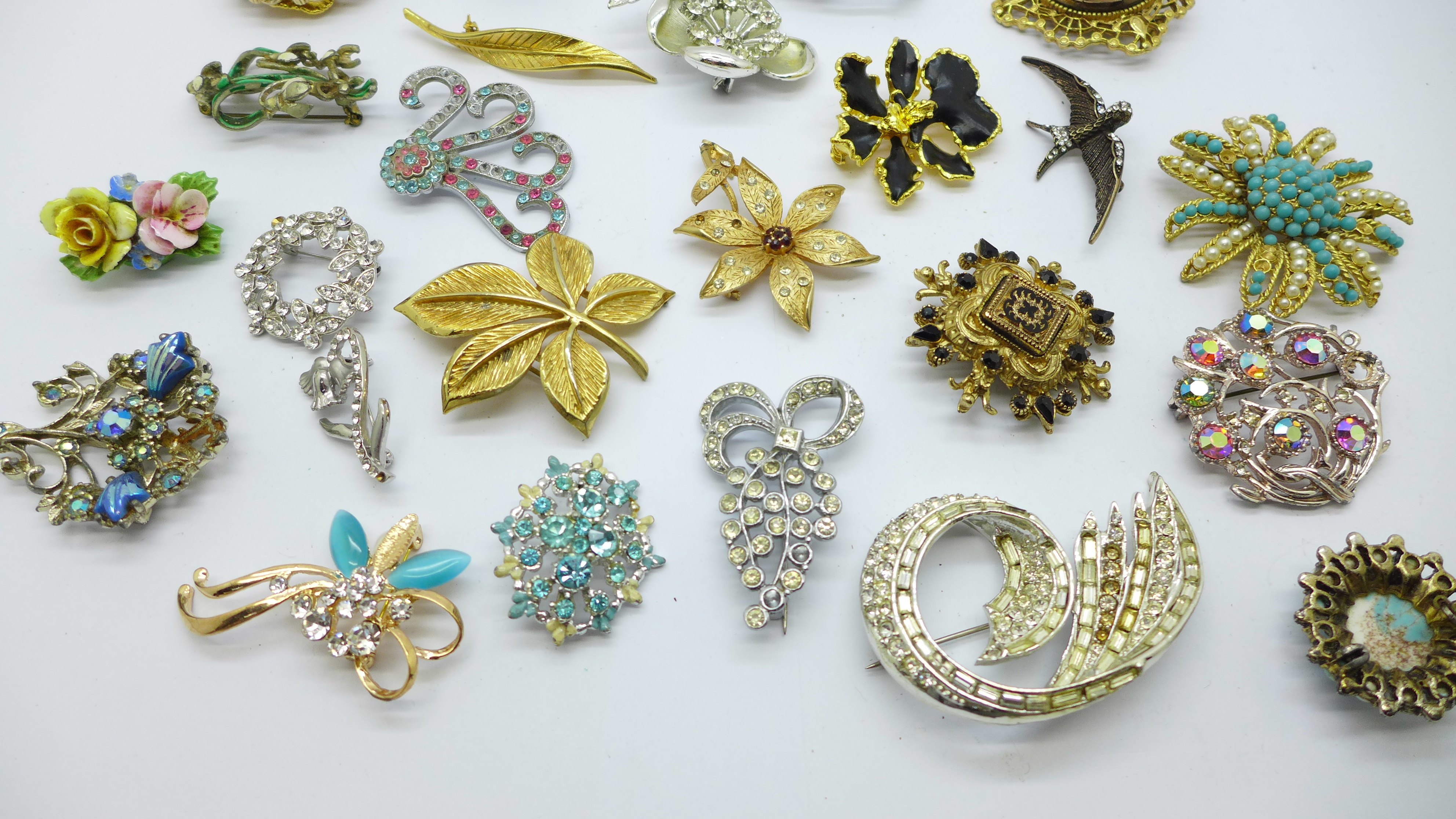Twenty-five costume brooches, some lacking paste stones - Image 3 of 3