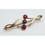 A 9ct gold, three red stone brooch, 2.6g