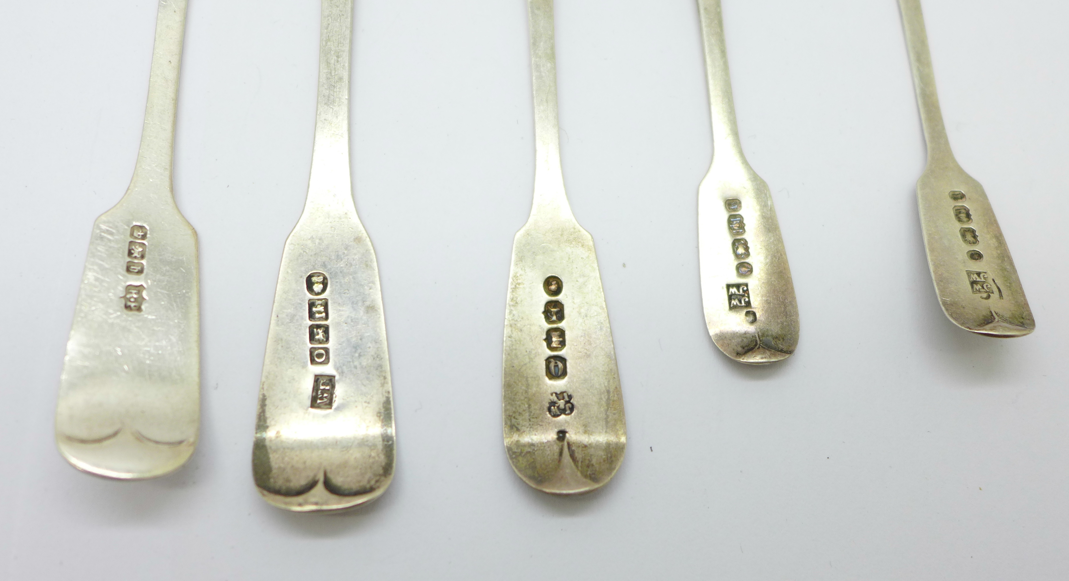 A collection of silver condiment spoons, 19th Century, 109g - Image 4 of 5