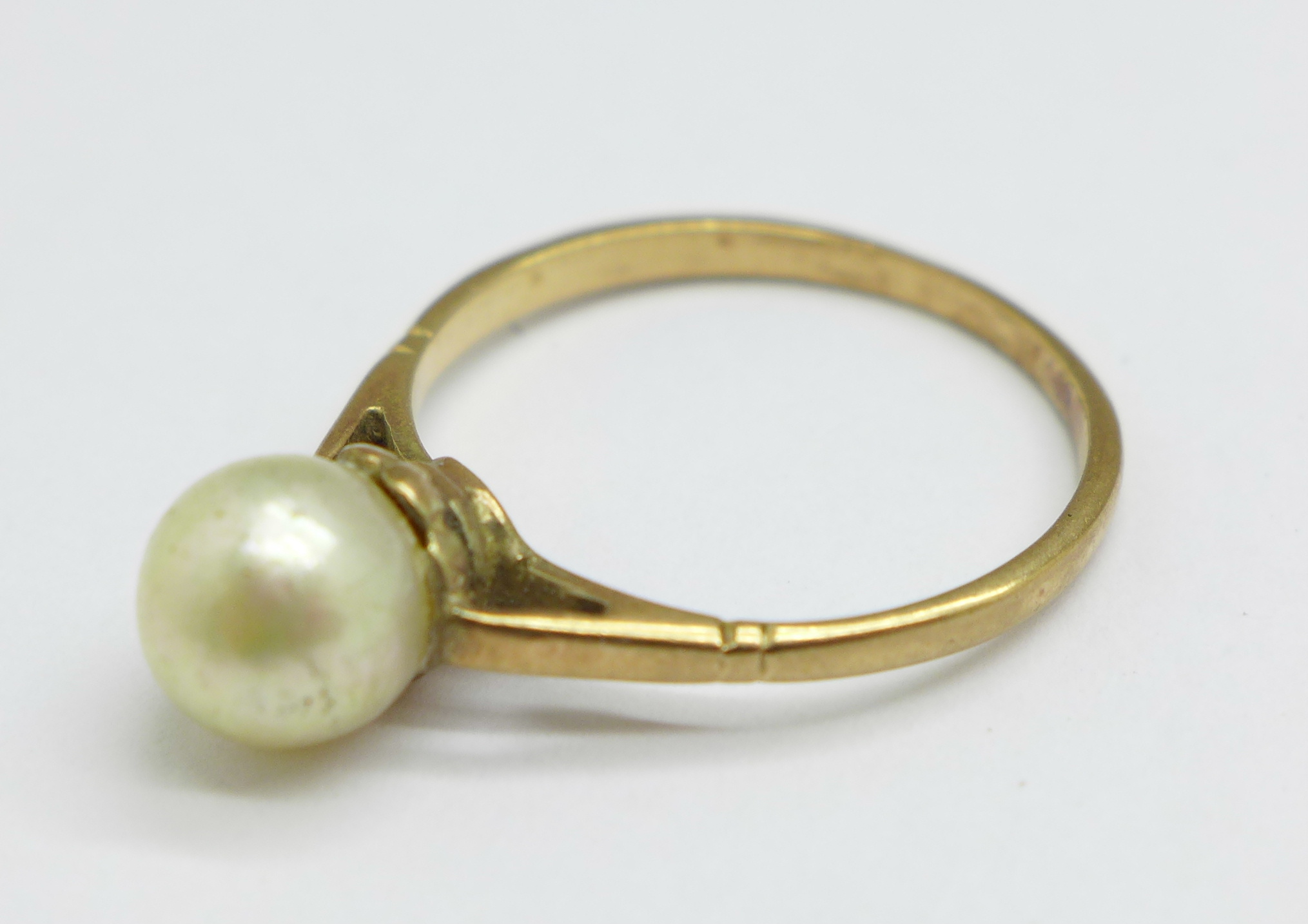 A yellow metal and pearl ring, 1.8g, L - Image 2 of 4