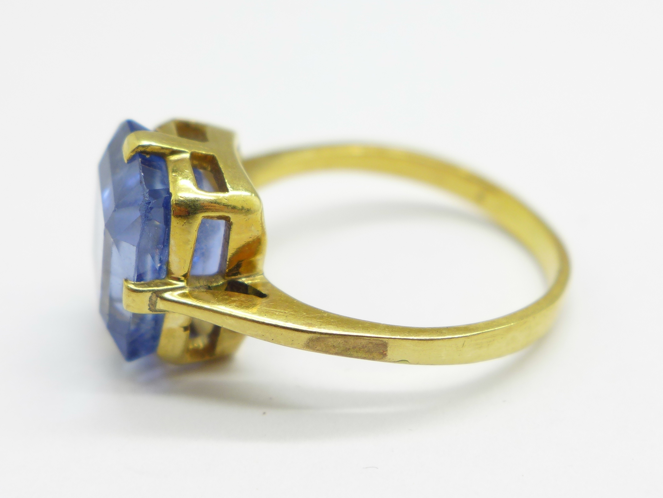 A yellow metal, blue stone ring, (tests as 18ct gold), 4.9g, N, stone approximately 9mm x 11mm - Image 2 of 4