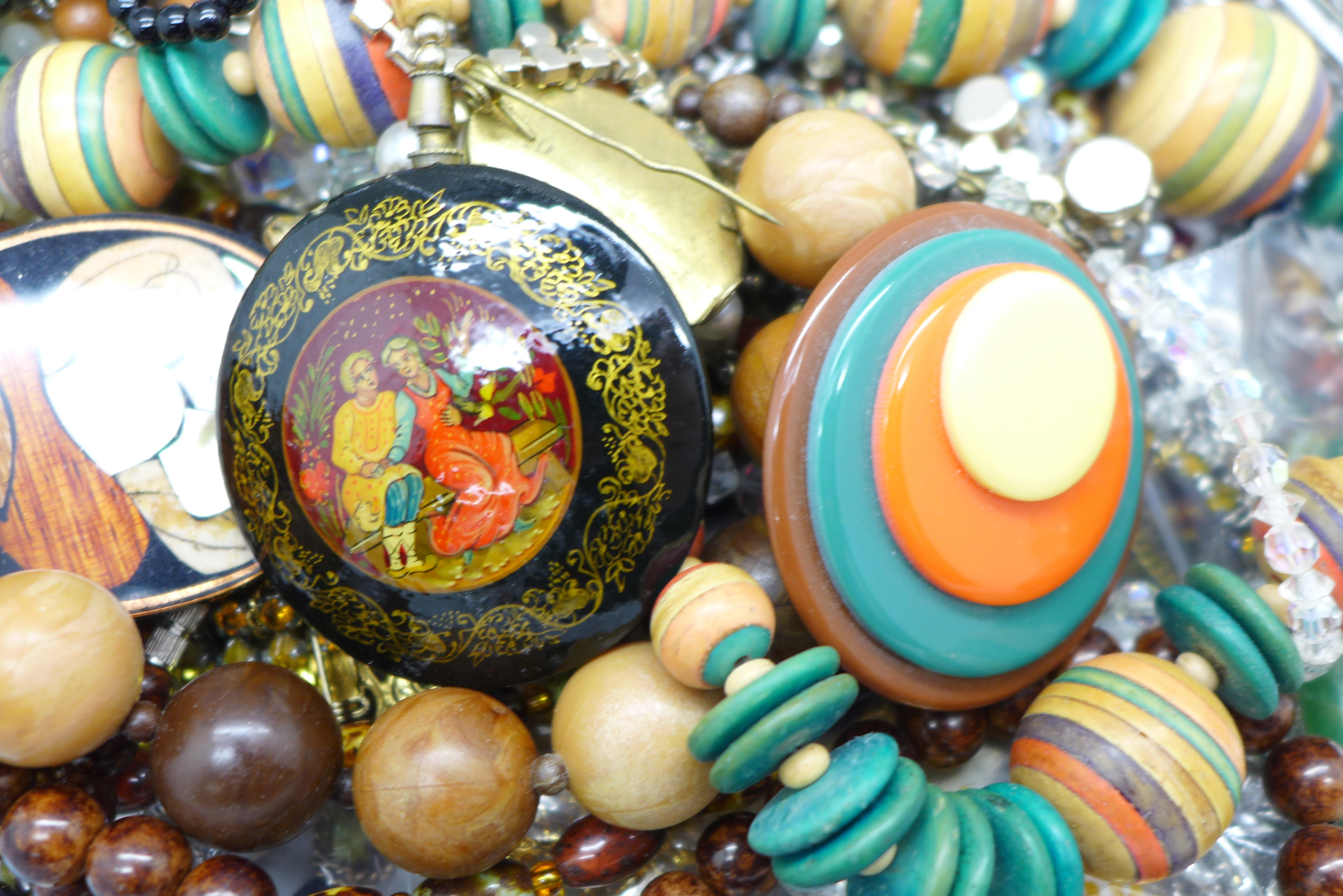 A collection of vintage jewellery and brooches including beaded necklaces and bangles - Image 2 of 3