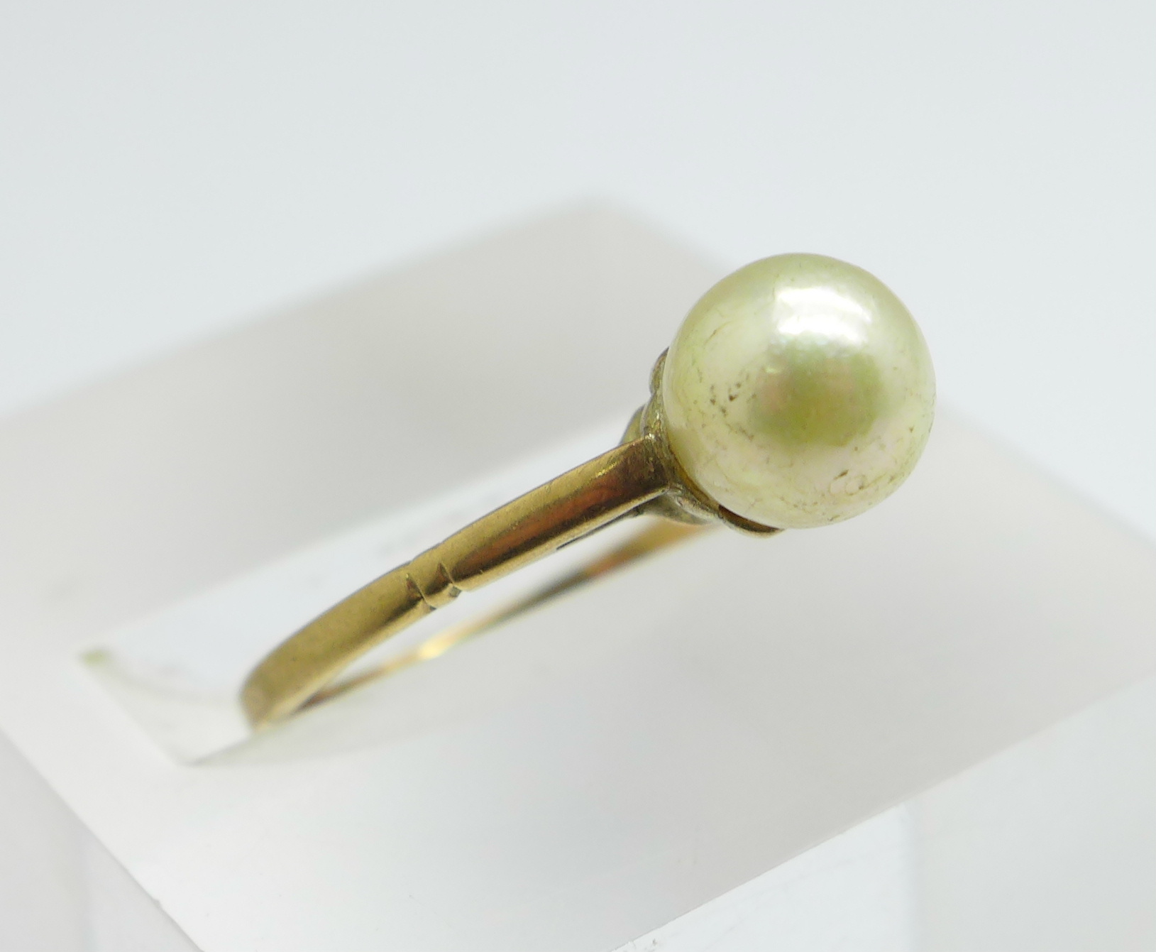 A yellow metal and pearl ring, 1.8g, L - Image 4 of 4