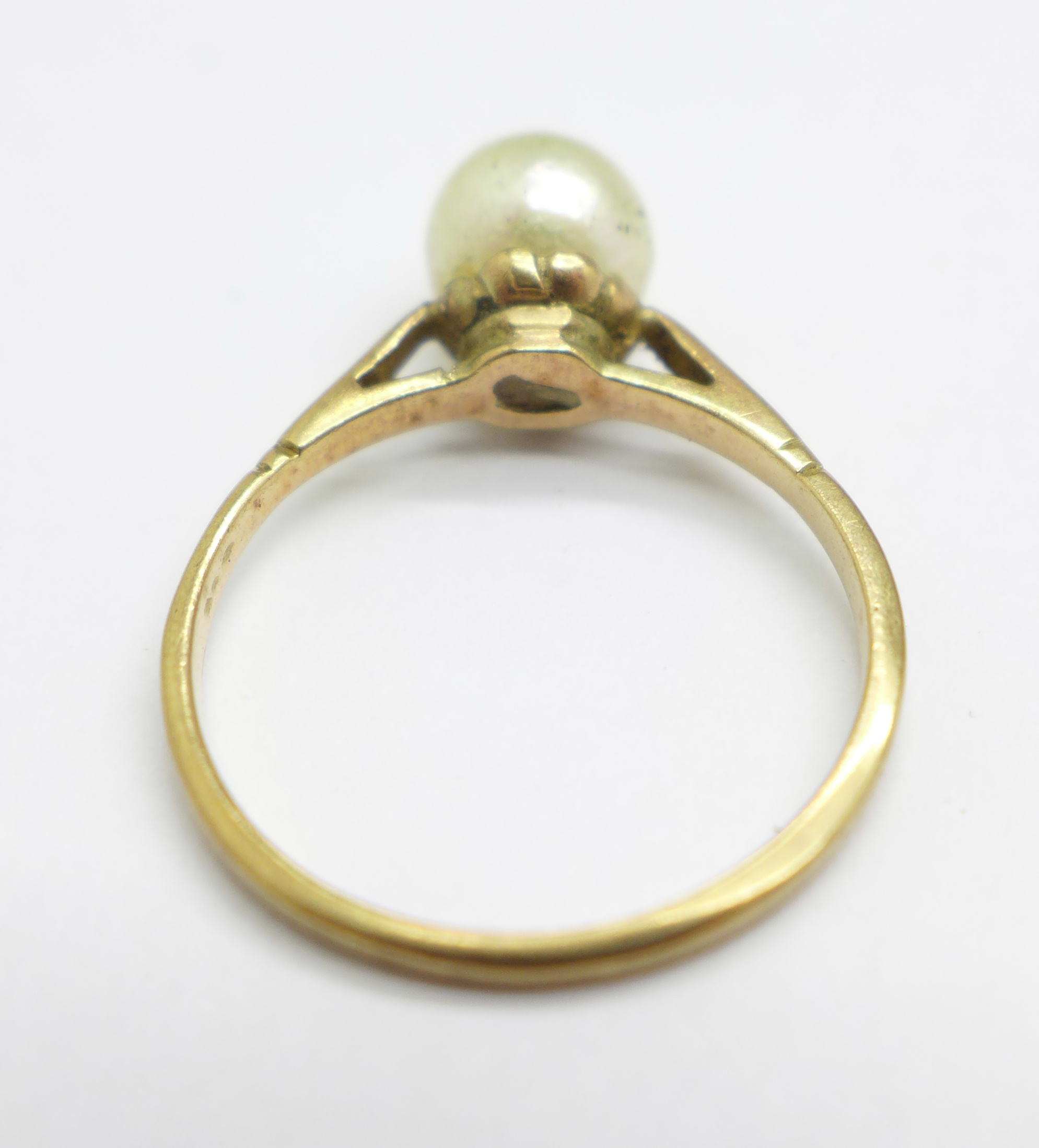 A yellow metal and pearl ring, 1.8g, L - Image 3 of 4