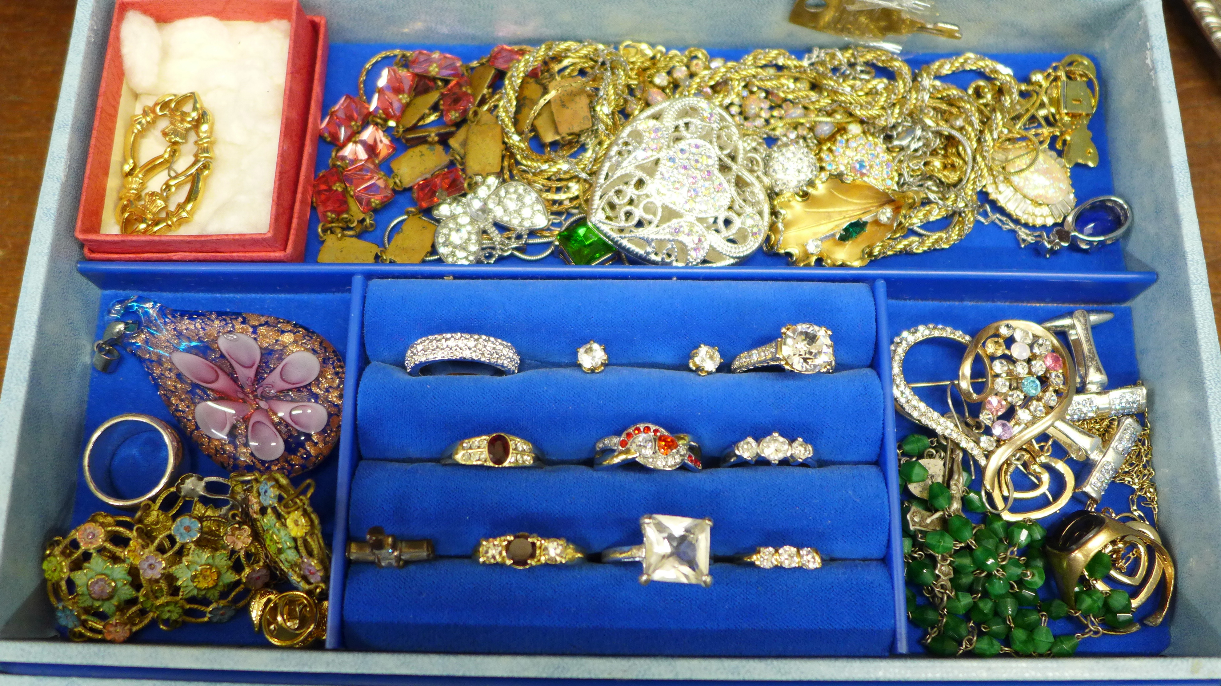 A 9ct gold ring, 4.6g, a/f, and a jewellery box with costume jewellery