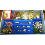 A 9ct gold ring, 4.6g, a/f, and a jewellery box with costume jewellery