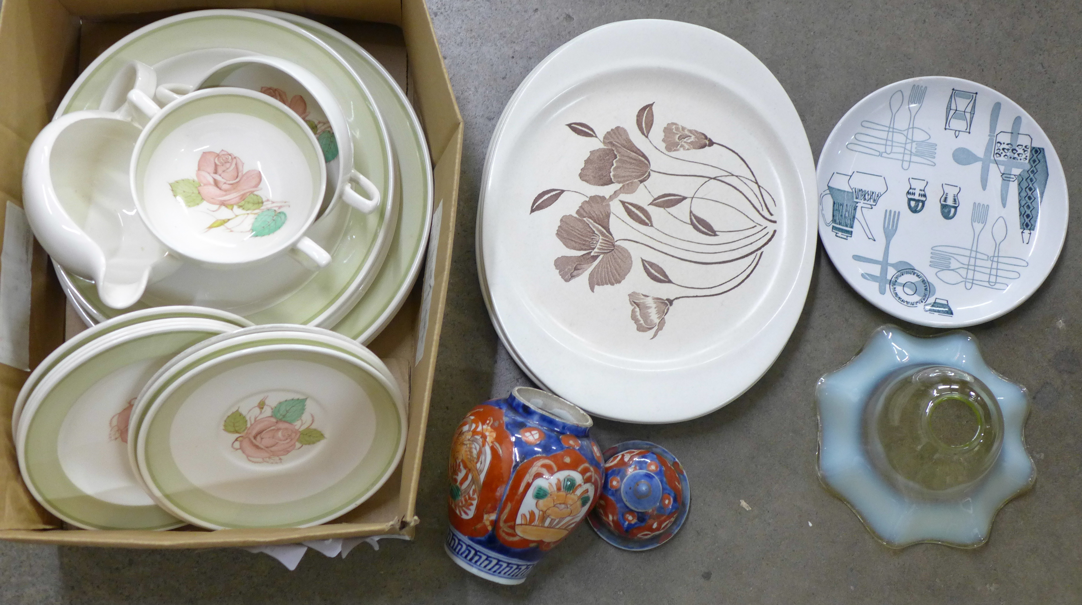 An Imari jar and cover, 18cm, Susie Cooper and Alfred Meakin china and a vaseline glass shade **