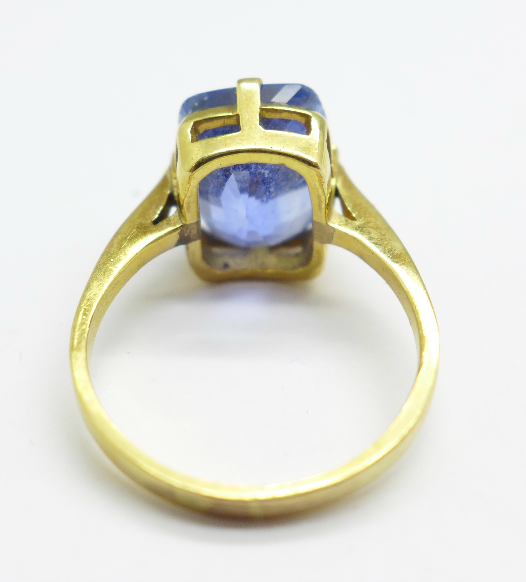 A yellow metal, blue stone ring, (tests as 18ct gold), 4.9g, N, stone approximately 9mm x 11mm - Image 3 of 4
