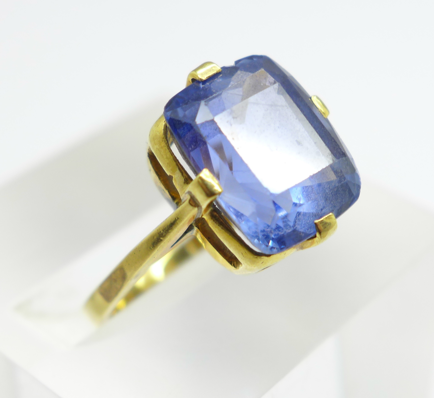 A yellow metal, blue stone ring, (tests as 18ct gold), 4.9g, N, stone approximately 9mm x 11mm - Image 4 of 4